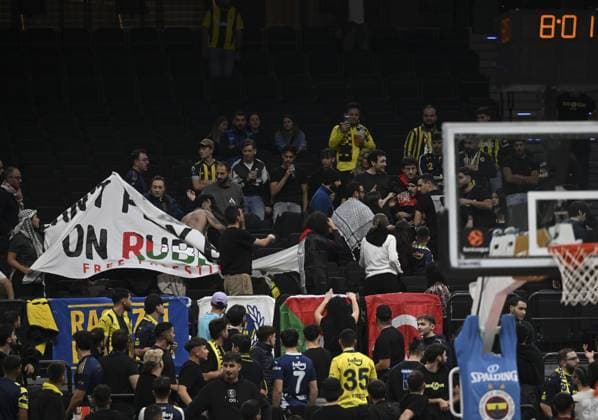 Fenerbahce Beko v Maccabi Rapyd Tel Aviv - EuroLeague MUNICH, GERMANY - NOVEMBER 11: Fans clash after a pro-Palestinian banner is displayed during the EuroLeague Week 10 basketball game between Fenerbahce Beko and Maccabi Rapyd Tel Aviv at BMW Park in Munich, Germany on November 11, 2025. Halil Sagirkaya Anadolu Munich Germany. Editorial use only. Please get in touch for any other usage.  Copyright: x2025xAnadoluxHalilxSagirkayax