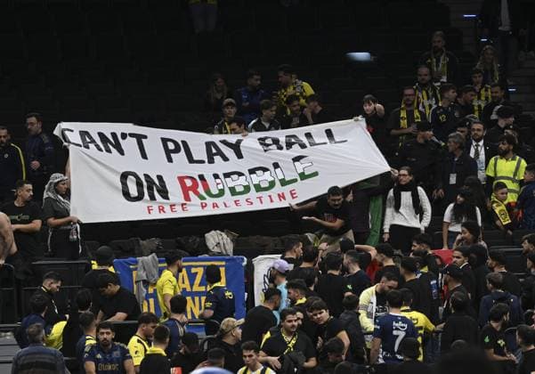 Fenerbahce Beko v Maccabi Rapyd Tel Aviv - EuroLeague MUNICH, GERMANY - NOVEMBER 11: Fans clash after a pro-Palestinian banner is displayed during the EuroLeague Week 10 basketball game between Fenerbahce Beko and Maccabi Rapyd Tel Aviv at BMW Park in Munich, Germany on November 11, 2025. Halil Sagirkaya Anadolu Munich Germany. Editorial use only. Please get in touch for any other usage.  Copyright: x2025xAnadoluxHalilxSagirkayax