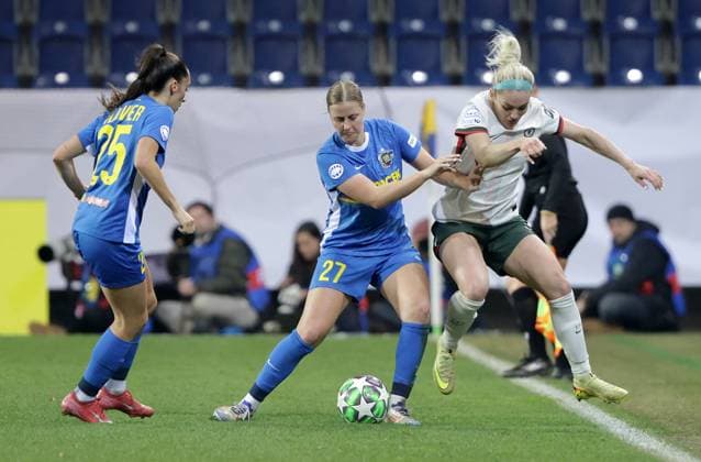 SOCCER - WCL, St.Poelten vs Chelsea SANKT POELTEN,AUSTRIA,11.NOV.25 - SOCCER - UEFA Women s Champions League, SKN Sankt Poelten vs Chelsea FC. Image shows Agathe Ollivier, Sarah Gutmann (St.Poelten) and Ellie Carpenter (Chelsea).  GEPAxpictures xWalterxLuger