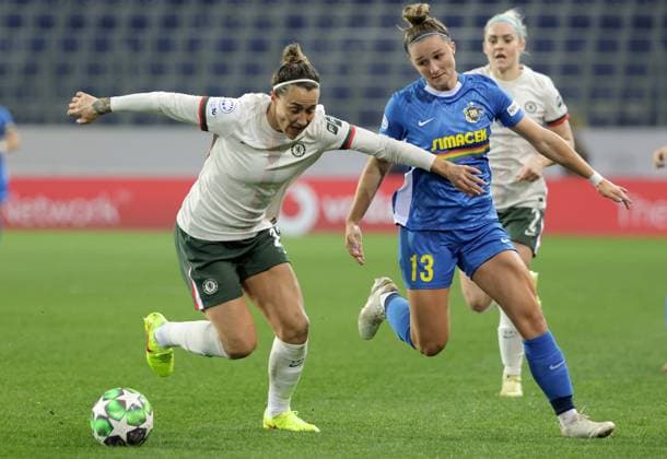 SOCCER - WCL, St.Poelten vs Chelsea SANKT POELTEN,AUSTRIA,11.NOV.25 - SOCCER - UEFA Women s Champions League, SKN Sankt Poelten vs Chelsea FC. Image shows Lucy Bronze (Chelsea) and Carina Brunold (St.Poelten).  GEPAxpictures xWalterxLuger