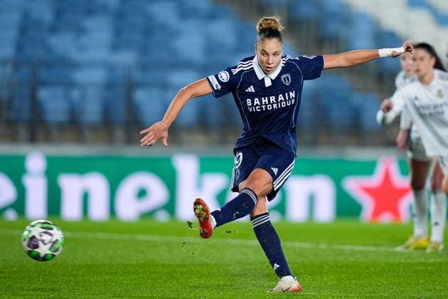 November 11, 2025, Valdebebas, Madrid, Spain: Lorena Azzaro of Paris FC shoots for goal during the UEFA WomenÃ¢â‚¬â ¢s Champions League 2025 26 League Phase MD3, football match played between Real Madrid CF and Paris FC at Alfredo Di Stefano stadium on November 11, 2025, in Valdebebas, Madrid, Spain. Valdebebas Spain - ZUMAa181 20251111_zaa_a181_091 Copyright: xDennisxAgyemanx