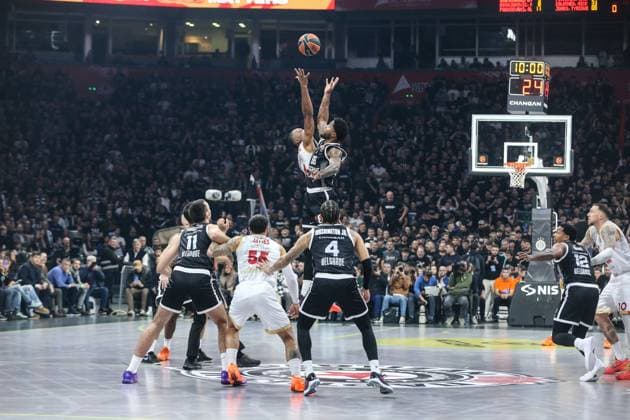Partizan Mozzart Bet Belgrade v AS Monaco - Euroleague BELGRADE, SERBIA - NOVEMBER 11: Matthew Strazel (32) of AS Monaco in action against Tyrique Jones (88) of Partizan Mozzart Bet Belgrade during the EuroLeague match between Partizan Mozzart Bet Belgrade and AS Monaco at Belgrade Arena in Belgrade, Serbia, on November 11, 2025. Filip Stevanovic Anadolu Belgrade Serbia. Editorial use only. Please get in touch for any other usage.  Copyright: x2025xAnadoluxFilipxStevanovicx