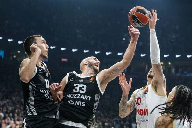 Partizan Mozzart Bet Belgrade v AS Monaco - Euroleague BELGRADE, SERBIA - NOVEMBER 11: Daniel Theis (10) of AS Monaco in action against Nick Calathes (33) of Partizan Mozzart Bet Belgrade during the EuroLeague match between Partizan Mozzart Bet Belgrade and AS Monaco at Belgrade Arena in Belgrade, Serbia, on November 11, 2025. Filip Stevanovic Anadolu Belgrade Serbia. Editorial use only. Please get in touch for any other usage.  Copyright: x2025xAnadoluxFilipxStevanovicx