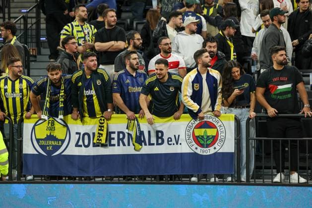The Fanclub Zollernalb e V of Fenerbahce Istanbul celebrates the victory, GER, Fenerbahce Beko Istanbul vs Maccabi Rapyd Tel Aviv, Basketball, Euroleague, Matchday 10, Season 2025 2026, 11 11 2025, GER, Fenerbahce Beko Istanbul vs Maccabi Rapyd Tel Aviv, Basketball, Euroleague, Matchday 10, Season 2025 2026, 11 11 2025 Muenchen Copyright: xEibner-Pressefoto JennixMaulx EP_JML