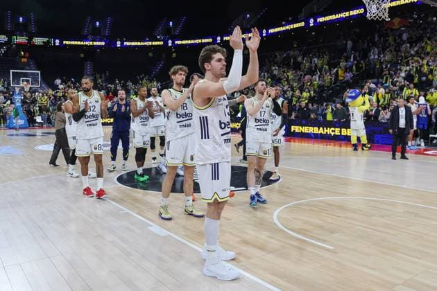 The Fenerbahce Istanbul team celebrates victory, GER, Fenerbahce Beko Istanbul vs Maccabi Rapyd Tel Aviv, Basketball, Euroleague, Matchday 10, 2025 2026 season, 11 11 2025, GER, Fenerbahce Beko Istanbul vs Maccabi Rapyd Tel Aviv, Basketball, Euroleague, Matchday 10, 2025 2026 season, 11 11 2025 Munich Copyright: xEibner-Pressefoto JennixMaulx EP_JML