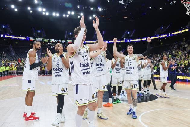 The Fenerbahce Istanbul team celebrates victory, GER, Fenerbahce Beko Istanbul vs Maccabi Rapyd Tel Aviv, Basketball, Euroleague, Matchday 10, 2025 2026 season, 11 11 2025, GER, Fenerbahce Beko Istanbul vs Maccabi Rapyd Tel Aviv, Basketball, Euroleague, Matchday 10, 2025 2026 season, 11 11 2025 Munich Copyright: xEibner-Pressefoto JennixMaulx EP_JML