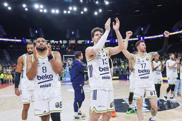 The Fenerbahce Istanbul team celebrates the victory, Talen Horton Tucker Fenerbahce Beko Istanbul, 08 with Tarik Biberovic Fenerbahce Beko Istanbul, 13 and Onuralp Bitim Fenerbahce Beko Istanbul, 17 , GER, Fenerbahce Beko Istanbul vs Maccabi Rapyd Tel Aviv, Basketball, Euroleague, Matchday 10, Season 2025 2026, 11 11 2025, GER, Fenerbahce Beko Istanbul vs Maccabi Rapyd Tel Aviv, Basketball, Euroleague, Matchday 10, Season 2025 2026, 11 11 2025 Muenchen Copyright: xEibner-Pressefoto JennixMaulx EP_JML