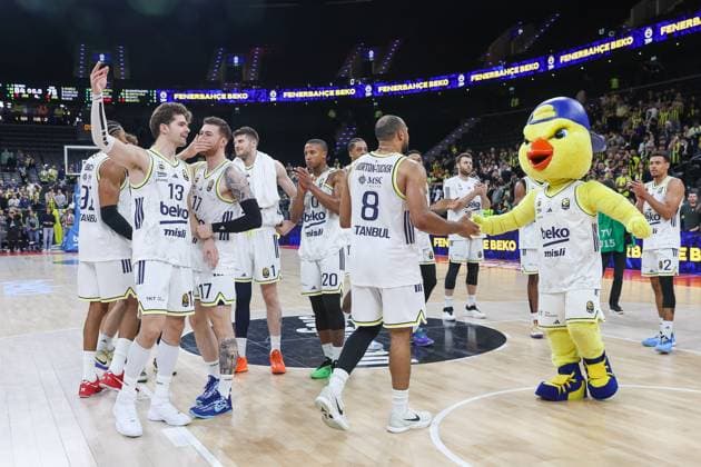 The Fenerbahce Istanbul team celebrates the victory, with mascot, GER, Fenerbahce Beko Istanbul vs Maccabi Rapyd Tel Aviv, Basketball, Euroleague, Matchday 10, 2025 2026 season, 11 11 2025, GER, Fenerbahce Beko Istanbul vs Maccabi Rapyd Tel Aviv, Basketball, Euroleague, Matchday 10, 2025 2026 season, 11 11 2025 Munich Copyright: xEibner-Pressefoto JennixMaulx EP_JML