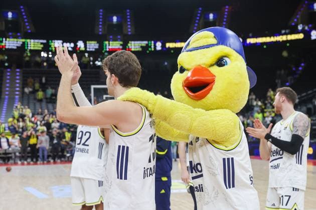 Fenerbahce Istanbuls mascot celebrates victory with Tarik Biberovic Fenerbahce Beko Istanbul, 13 , GER, Fenerbahce Beko Istanbul vs Maccabi Rapyd Tel Aviv, Basketball, Euroleague, Matchday 10, 2025 2026 season, 11 11 2025, GER, Fenerbahce Beko Istanbul vs Maccabi Rapyd Tel Aviv, Basketball, Euroleague, Matchday 10, 2025 2026 season, 11 11 2025 Munich Copyright: xEibner-Pressefoto JennixMaulx EP_JML