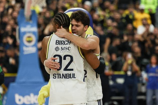 Khem Birch Fenerbahce Beko Istanbul, 92 and Tarik Biberovic Fenerbahce Beko Istanbul, 13 celebrate the victory, GER, Fenerbahce Beko Istanbul vs Maccabi Rapyd Tel Aviv, Basketball, Euroleague, Matchday 10, 2025 2026 season, 11 11 2025, GER, Fenerbahce Beko Istanbul vs Maccabi Rapyd Tel Aviv, Basketball, Euroleague, Matchday 10, 2025 2026 season, 11 11 2025 Munich Copyright: xEibner-Pressefoto JennixMaulx EP_JML