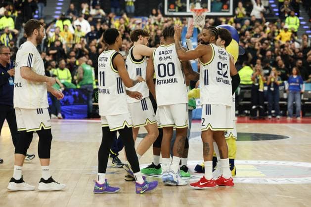 The Fenerbahce Istanbul team celebrates victory, GER, Fenerbahce Beko Istanbul vs Maccabi Rapyd Tel Aviv, Basketball, Euroleague, Matchday 10, 2025 2026 season, 11 11 2025, GER, Fenerbahce Beko Istanbul vs Maccabi Rapyd Tel Aviv, Basketball, Euroleague, Matchday 10, 2025 2026 season, 11 11 2025 Munich Copyright: xEibner-Pressefoto JennixMaulx EP_JML
