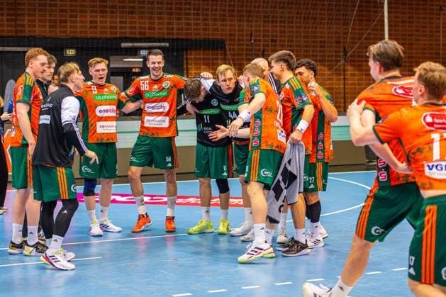 Vilhelm Poulsen TSV Hannover Burgdorf, Nr 9 Hannes Feise TSV Hannover Burgdorf, Nr 56 Marian Michalczik TSV Hannover Burgdorf, Nr 22 L R , TSV Hannover Burgdorf orange against IK Sävehof black 3 Matchday of Group Matches EHF European League 2025 2026 11 11 2025, Swiss Life Hall Hannover, GER , Copyright: xJanxGuentherx xTSVxHannover-Burgdorfx