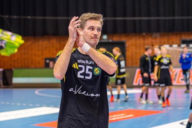 Malte Celander IK Sävehof, Nr 25 L R , TSV Hannover Burgdorf orange against IK Sävehof black 3 Matchday of Group Matches EHF European League 2025 2026 11 11 2025, Swiss Life Hall Hannover, GER , Copyright: xJanxGuentherx xTSVxHannover-Burgdorfx