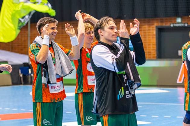 Renars Uscins TSV Hannover Burgdorf, Nr 10 Bela Wellmann TSV Hannover Burgdorf, Nr 86 L R , TSV Hannover Burgdorf orange against IK Sävehof black 3 Matchday of Group Matches EHF European League 2025 2026 11 11 2025, Swiss Life Hall Hannover, GER , Copyright: xJanxGuentherx xTSVxHannover-Burgdorfx
