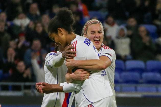 11 11 2025, xgrfx, Football UEFA WomenÂs Champions League, OL Lyonnes VfL Wolfsburg v l Tor, Wendie Renard OL Lyonnes DFL DFB REGULATIONS PROHIBIT ANY USE OF PHOTOGRAPHS as IMAGE SEQUENCES and or QUASI VIDEO Lyon