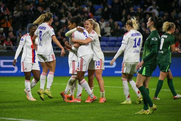 11 11 2025, xgrfx, Football UEFA WomenÂs Champions League, OL Lyonnes VfL Wolfsburg v l Tor, Wendie Renard OL Lyonnes DFL DFB REGULATIONS PROHIBIT ANY USE OF PHOTOGRAPHS as IMAGE SEQUENCES and or QUASI VIDEO Lyon