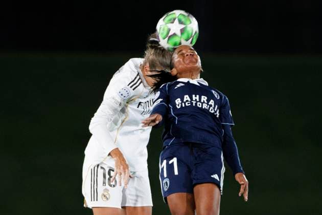 UEFA Women s Champions League - Real Madrid vs Paris FC MADRID, SPAIN -November 11:Sheika Scott of Paris FC and Filippa Angeldahl of Real Madrid fight for the ball during the UEFA Women s Champions League match between Real Madrid and Paris FC at Alfredo Di Stefano stadium in Madrid.(Photo by Guillermo Martinez f22photo) Madrid Alfredo Di Stefano Stadium Spain Copyright: xGuillermoxMartinezx