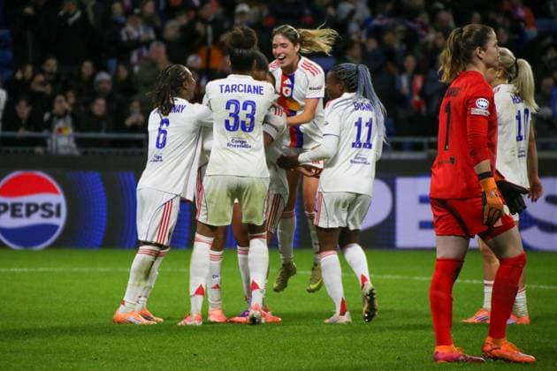 11 11 2025, xgrfx, Football UEFA WomenÂs Champions League, OL Lyonnes VfL Wolfsburg v l Tor, Wendie Renard OL Lyonnes DFL DFB REGULATIONS PROHIBIT ANY USE OF PHOTOGRAPHS as IMAGE SEQUENCES and or QUASI VIDEO Lyon