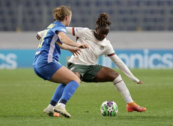 SOCCER - WCL, St.Poelten vs Chelsea SANKT POELTEN,AUSTRIA,11.NOV.25 - SOCCER - UEFA Women s Champions League, SKN Sankt Poelten vs Chelsea FC. Image shows Magdalena Rukavina (St.Poelten) and Sandy Baltimore (Chelsea).  GEPAxpictures xWalterxLuger