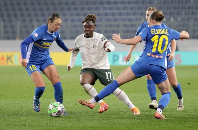 SOCCER - WCL, St.Poelten vs Chelsea SANKT POELTEN,AUSTRIA,11.NOV.25 - SOCCER - UEFA Women s Champions League, SKN Sankt Poelten vs Chelsea FC. Image shows Fanni Nagy (St.Poelten), Sandy Baltimore (Chelsea) and Kess Elmore (St.Poelten).  GEPAxpictures xWalterxLuger