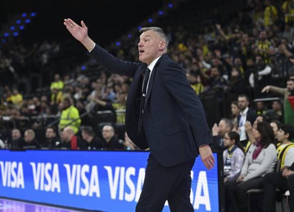 Fenerbahce Beko v Maccabi Rapyd Tel Aviv - EuroLeague MUNICH, GERMANY - NOVEMBER 11: Head Coach of Fenerbahce Beko Saras Jasikevicius gives tactics during the EuroLeague Week 10 basketball game between Fenerbahce Beko and Maccabi Rapyd Tel Aviv at BMW Park in Munich, Germany on November 11, 2025. Halil Sagirkaya Anadolu Munich Germany. Editorial use only. Please get in touch for any other usage.  Copyright: x2025xAnadoluxHalilxSagirkayax