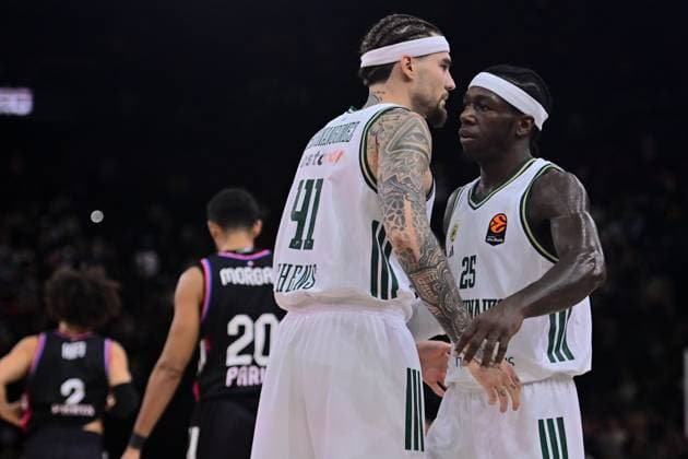 BASKET : Paris Basket vs Panathinaikos - Euroleague - 11 11 2025 JUANCHO HERNANGOMEZ ( 41 - Panathinaikos ) celebrates with KENDRICK NUNN ( 25 - Panathinaikos ) following the Euroleague match between Paris Basketball and Panathinaikos AKTOR Athens at Accor Arena on November 11, 2025 in Paris, France. ( Photo by federico pestellini PSNewz ) - ParisFrance  Copyright: xFedericoxPestellinix
