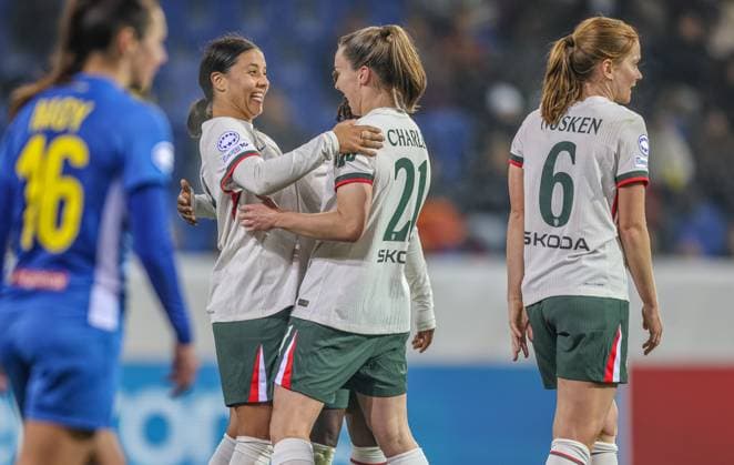 AUT, München, SKN St Pölten vs Chelsea London, Women s Champions League, UEFA, Saison 2526, NV Arena, 3 Spieltag im Bild Sam Kerr Chelsea London 20 and Niamh Charles Chelsea London 21 DFB DFL REGULATIONS PROHIBIT ANY USE OF PHOTOGRAPHS AS IMAGE SEQUENCES AND OR QUASI VIDEO, 11 11 2025, Copyright: HMBxMedia HendrikxHamelau