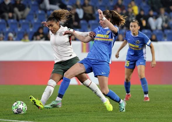 SOCCER - WCL, St.Poelten vs Chelsea SANKT POELTEN,AUSTRIA,11.NOV.25 - SOCCER - UEFA Women s Champions League, SKN Sankt Poelten vs Chelsea FC. Image shows Catarina Macario (Chelsea), Victoria Laino and Leila Peneau (St.Poelten).  GEPAxpictures xWalterxLuger