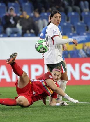 SOCCER - WCL, St.Poelten vs Chelsea SANKT POELTEN,AUSTRIA,11.NOV.25 - SOCCER - UEFA Women s Champions League, SKN Sankt Poelten vs Chelsea FC. Image shows Carina Schlueter (St.Poelten) and Sam Kerr (Chelsea).  GEPAxpictures xWalterxLuger