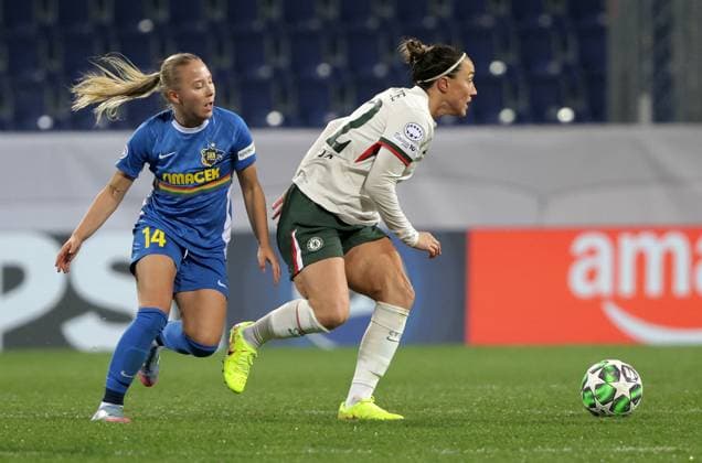 SOCCER - WCL, St.Poelten vs Chelsea SANKT POELTEN,AUSTRIA,11.NOV.25 - SOCCER - UEFA Women s Champions League, SKN Sankt Poelten vs Chelsea FC. Image shows Elli Seiro (St.Poelten) and Lucy Bronze (Chelsea).  GEPAxpictures xWalterxLuger