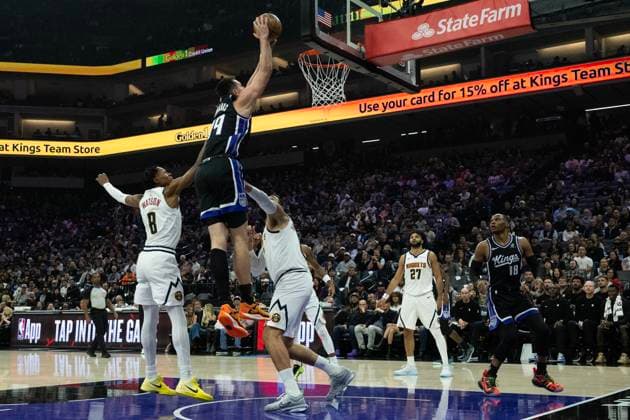 November 11, 2025, Sacramento, Ca, USA: Sacramento Kings forward Drew Eubanks (19) dunks over Denver Nuggets center Jonas Valanciunas (17) and guard Peyton Watson (8) during a game at the Golden 1 Center on Tuesday, Nov. 11, 2025, in Sacramento. Sacramento USA - ZUMAj89_ 20251111_zaf_j89_005 Copyright: xPaulxKitagakixJr.x