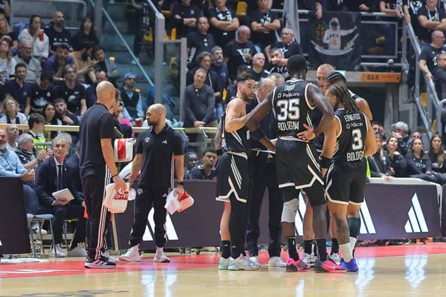 virtus inizio quarto during Virtus Bologna vs Anadolu Efes, Basketball Euroleague match in Bologna, Italy, November 11 2025  Copyright: xValentinoxOrsini IPAxSportx xipa-agency.netx xx IPA_67853970 IPA_Agency_IPA67853970