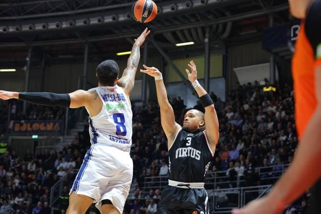 03 Carsen EDWARDS Virtus Bologna BASKETBALL-EUROLEAGUE - match Virtus Bologna - Anadolu Efes Istanbul 11-11-2025 08 nick weiler - babb Anadolu Efes Istanbul BASKETBALL-EUROLEAGUE - match Virtus Bologna - Anadolu Efes Istanbul 11-11-2025 during Virtus Bologna vs Anadolu Efes, Basketball Euroleague match in Bologna, Italy, November 11 2025  Copyright: xValentinoxOrsini IPAxSportx xipa-agency.netx xx IPA_67854015 IPA_Agency_IPA67854015