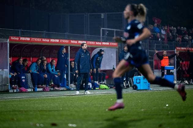 Theodoros Dedes TSG Hoffenheim, Trainer , GER, 1 FC Koeln vs TSG 1899 Hoffenheim, Fußball Google Pixel Frauen Bundesliga, 10 Spieltag, Saison 2025 2026, 09 11 2025 DFB regulations prohibit any use of photographs as image sequences and or quasi video GER, 1 FC Koeln vs TSG 1899 Hoffenheim, Fussball Google Pixel Frauen Bundesliga, 10 Spieltag, Saison 2025 2026, 09 11 2025 Koeln Copyright: xEibner-Pressefoto Memmlerx EP_MMR