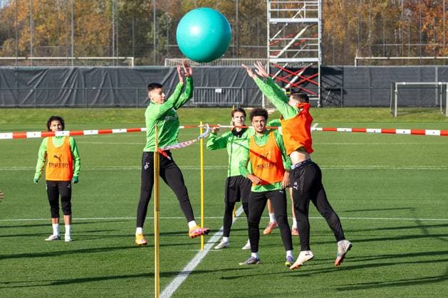 12 11 2025, Soccer 1 Bundesliga, Season 2025 2026, public training, Borussia Moenchengladbach at the training ground at Borussia Park Yannik Engelhardt Borussia Moenchengladbach, 06 tries to block the ball Photo Kirchner Media Thomas Haesler Copyright: xKirchner-Media ThomasxHaeslerx