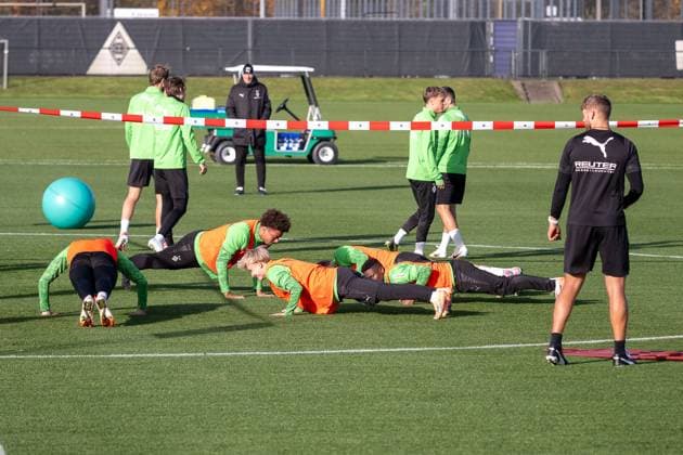 12.11.2025, Fussball: 1. Bundesliga, Saison 2025 2026, öffentliches Training, Borussia Moenchengladbach auf dem Trainingsgelände am Borussia Park. Die Verlierermannschaft beim Liegestuetz. Foto: Kirchner-Media Thomas Haesler Copyright: xKirchner-Media ThomasxHaeslerx