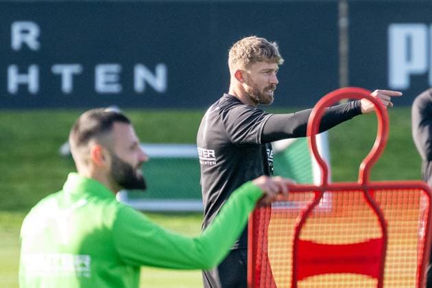 12 11 2025, Soccer 1 Bundesliga, Season 2025 2026, public training, Borussia Moenchengladbach at the training ground at Borussia Park Tobias Troulsen Borussia Moenchengladbach, Co Trainer explains the course of the exercise Photo Kirchner Media Thomas Haesler Copyright: xKirchner-Media ThomasxHaeslerx