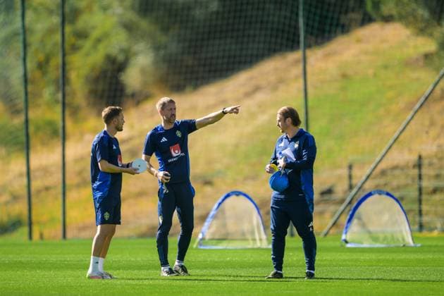 251112 Assistant coach Sebastian Larsson, head coach Graham Potter and assistant coach Björn Hamberg of the Swedish national football team during a training session on November 12, 2025 in Marbella Photo Joel Marklund BILDBYRAN code JM JM0747 bbeng fotboll football soccer fotball vm kval fifa world cup qualifier träning practice training sverige sweden sverige a  Copyright: JOELxMARKLUND BB251112JM001