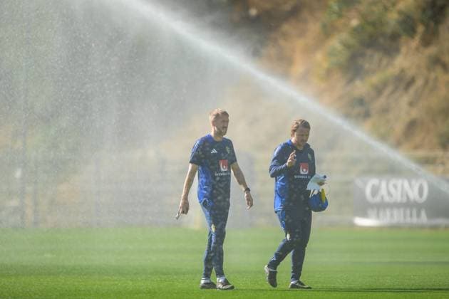 251112 Head coach Graham Potter and assistant coach Björn Hamberg of the Swedish national football team during a training session on November 12, 2025 in Marbella Photo Joel Marklund BILDBYRAN kod JM JM0747 bbeng fotboll football soccer fotball vm kval fifa world cup qualifier träning practice training sverige sweden sverige a  Copyright: JOELxMARKLUND BB251112JM002