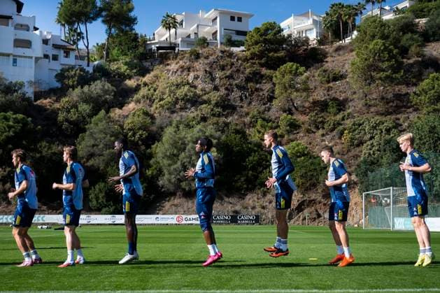 MARBELLA, SPAIN, 20251112 Ken Sema, Anthony Elanga in the middle and Gabriel Gudmundsson together with the other teammates during the warm-up The national football team trains outside Marbella before the World Cup qualifier against Switzerland MARBELLA SPAIN x10050x  Copyright: xPontusxLundahl TTx FOTBOLLSLANDSLAGET TRÄNING