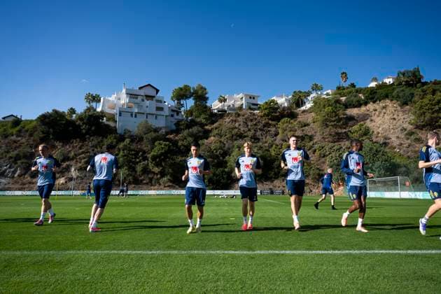 MARBELLA, SPAIN, 20251112 The national football teams Victor Nilsson Lindelöf, Roony Bardghji, Daniel Svensson, Emil Holm and Alexander Isak with other teammates as the national team trains outside Marbella before the World Cup qualifier against Switzerland MARBELLA SPAIN x10050x  Copyright: xPontusxLundahl TTx FOTBOLLSLANDSLAGET TRÄNING