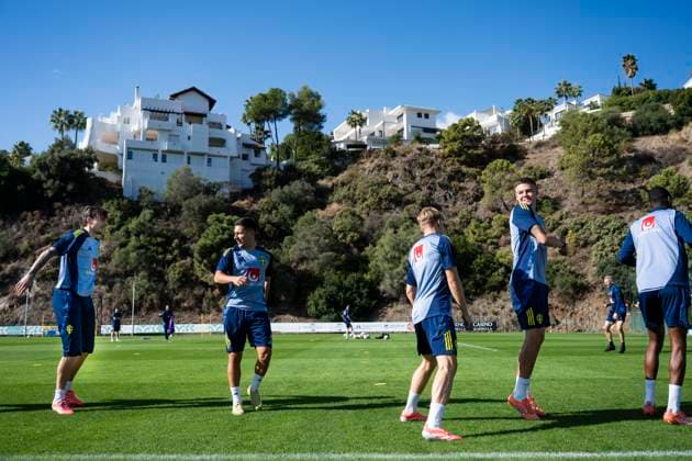 MARBELLA, SPAIN, 20251112 The national football teams Viktor Nilsson Lindelöf, Roony Bardghji and Emil Holm with other teammates as the national team trains outside Marbella before the World Cup qualifier against Switzerland MARBELLA SPAIN x10050x  Copyright: xPontusxLundahl TTx FOTBOLLSLANDSLAGET TRÄNING