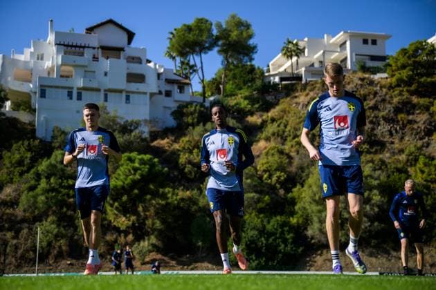 251112 Emil Holm, Alexander Isak and Alexander Bernhardsson of the Swedish national football team during a training session on November 12, 2025 in Marbella Photo Joel Marklund BILDBYRAN kod JM JM0747 bbeng fotboll football soccer fotball vm kval fifa world cup qualifier träning practice training sverige sweden sverige a  Copyright: JOELxMARKLUND BB251112JM005