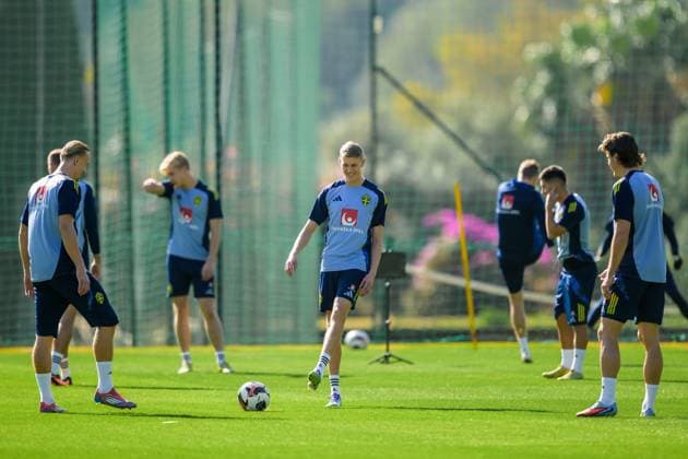 251112 Isac Lidberg, Alexander Bernhardsson and Mattias Svanberg of the Swedish national football team during a training session on November 12, 2025 in Marbella. Photo: Joel Marklund BILDBYRAN kod JM JM0747 bbeng fotboll football soccer fotball vm-kval FIFA World Cup, WM, Weltmeisterschaft, Fussball qualifier träning practice training sverige sweden sverige a  Copyright: JOELxMARKLUND BB251112JM016