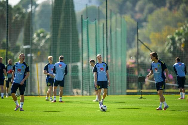 251112 Isac Lidberg, Alexander Bernhardsson and Mattias Svanberg of the Swedish national football team during a training session on November 12, 2025 in Marbella. Photo: Joel Marklund BILDBYRAN kod JM JM0747 bbeng fotboll football soccer fotball vm-kval FIFA World Cup, WM, Weltmeisterschaft, Fussball qualifier träning practice training sverige sweden sverige a  Copyright: JOELxMARKLUND BB251112JM017