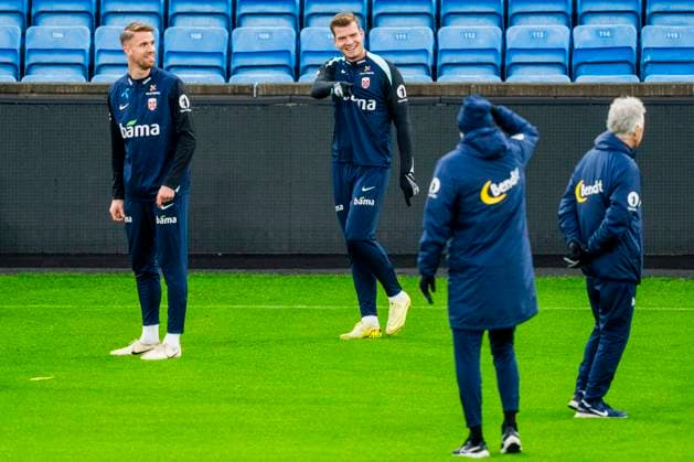 Training with the Norwegian men s national football team Oslo 20251112 Norway s Kristoffer Vassbakk Köpp Ajer, Alexander Sorloth and national team manager Stale Solbakken during a training session with the Norwegian men s national football team at Ullevaal Stadium before the World Cup qualifiers against Estonia and Italy Photo Fredrik Varfjell NTB Oslo Norway EDITORIAL USE ONLY RESTRICTED USE FOR BETTING COMPANIES  Copyright: xFredrikxVarfjellx xNTBx