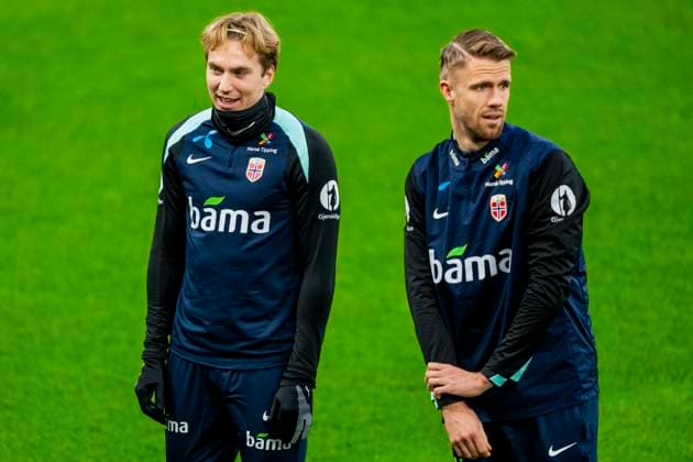 Training with the Norwegian men s national football team Oslo 20251112 Norway s Kristian Thorstvedt and Kristoffer Vassbakk Köpp Ajer during a training session with the Norwegian men s national football team at Ullevaal Stadium before the World Cup qualifiers against Estonia and Italy Photo Fredrik Varfjell NTB Oslo Norway EDITORIAL USE ONLY RESTRICTED USE FOR BETTING COMPANIES  Copyright: xFredrikxVarfjellx xNTBx
