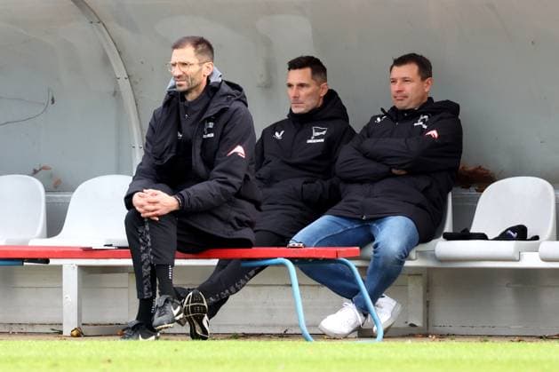 DEU, DFL, 2 FBL Hertha BSC, Training Match , 12 11 2025, Sportforum, Berlin, DEU, DFL, 2 FBL Hertha BSC, Training Match , in picture Hertha Trainerbank, Head Coach Stefan Leitl Hertha BSC Berlin , Co Coach Andre Mijatovic Hertha BSC Berlin , Benjamin Weber Sportdirektor, Hertha BSC Berlin DFL regulations prohibit any use of Photographs as image sequences and or quasi video nordphotoxGmbHx xEngler nph00076