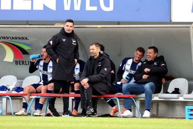 DEU, DFL, 2 FBL Hertha BSC, Training match , 12 11 2025, Sportforum, Berlin, DEU, DFL, 2 FBL Hertha BSC, Training match , in the picture Hertha Trainer bench, Head coach Stefan Leitl Hertha BSC Berlin , Co coach Andre Mijatovic Hertha BSC Berlin , Michael Cuisance Hertha BSC Berlin 10 , Benjamin Weber Sport director, Hertha BSC Berlin DFL regulations prohibit any use of Photographs as image sequences and or quasi video nordphotoxGmbHx xEngler nph00076