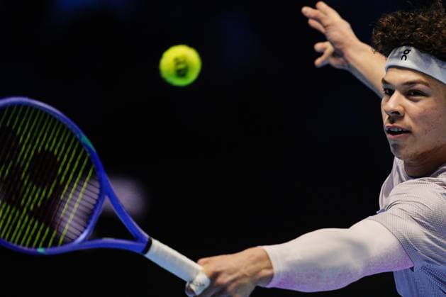 United States™ Ben Shelton returns the ball to Canada s Felix Auger Aliassime during the singles tennis match of the ATP, Tennis Herren World Tour Finals at the Inalpi Arena in Turin, Italy - Wednesday, Nov. 12, 2025. - .  Copyright: xMarcoxAlpozzi LaPressex